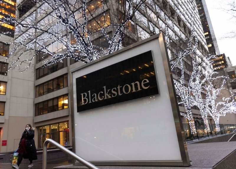 Blackstone Shares Trail Competitors Amid Real Estate Concerns