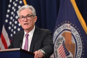 Powell Delays Clear Signals on Interest Rate Cuts Amid Easing Inflation